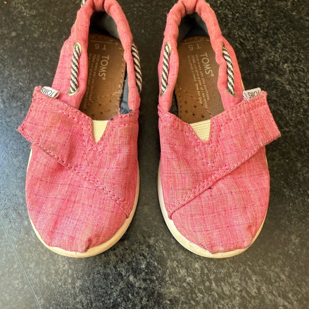 Toms Pink Moccasins Comfortable Slip-On Shoes